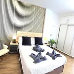 The Harmony Luxe Center With Free Private Parking And Seasonal Pool Free Wifi And Netflix By Namaste Elite شقة