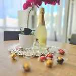 The Harmony Luxe Center With Free Private Parking And Seasonal Pool Free Wifi And Netflix By Namaste Elite Апартаменти