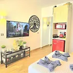 The Harmony Luxe Center With Free Private Parking And Seasonal Pool Free Wifi And Netflix By Namaste Elite *