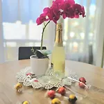 The Harmony Luxe Center With Free Private Parking And Seasonal Pool Free Wifi And Netflix By Namaste Elite