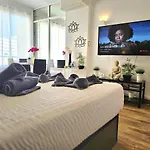 דירה The Harmony Luxe Center With Free Private Parking And Seasonal Pool Free Wifi And Netflix By Namaste Elite